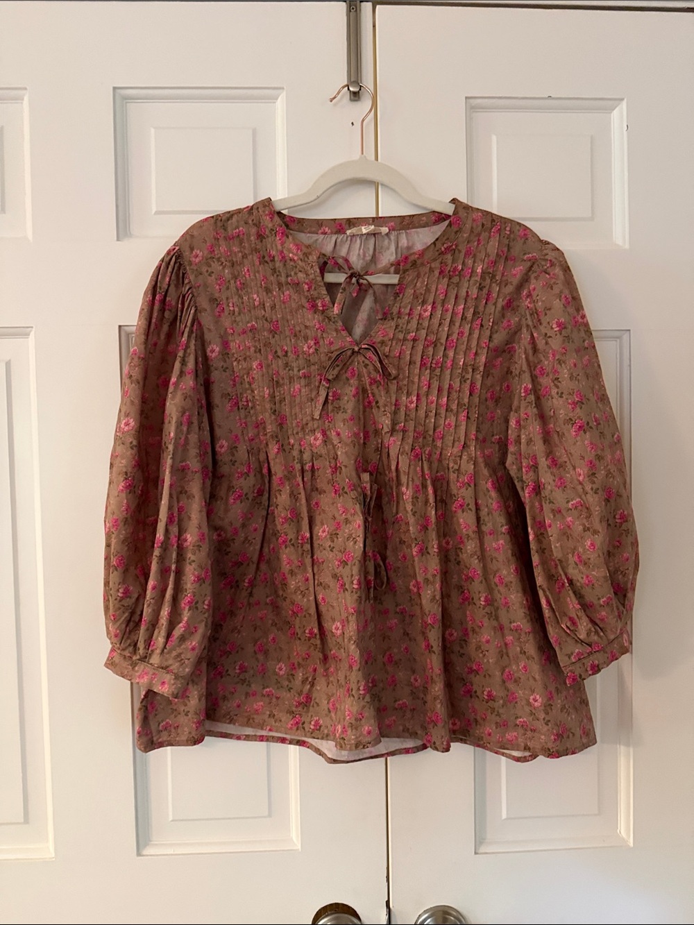 entro Brown Floral Tie-Front Peasant Blouse with Pink Roses
